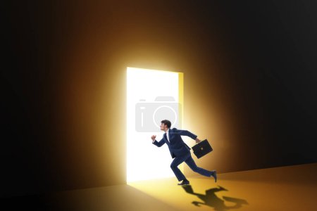 Téléchargez les photos : Homme d'affaires entrant porte rétro-éclairée dans le concept d'évasion - en image libre de droit
