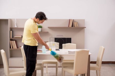 Foto de Joven limpiando la casa - Imagen libre de derechos