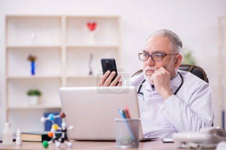 Téléchargez les photos : Vieux médecin dans le concept de télémédecine - en image libre de droit