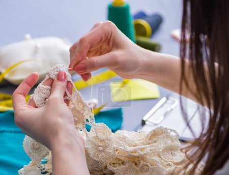 Téléchargez les photos : Femme tailleur travaillant sur un tissu de mesure de couture de vêtements - en image libre de droit