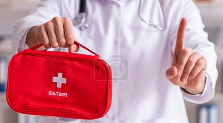 Foto de The male doctor with first aid bag - Imagen libre de derechos
