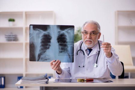 Photo for Old doctor radiologist working at the hospital - Royalty Free Image