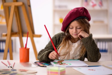 Foto de Joven niña disfrutando de la pintura en casa - Imagen libre de derechos