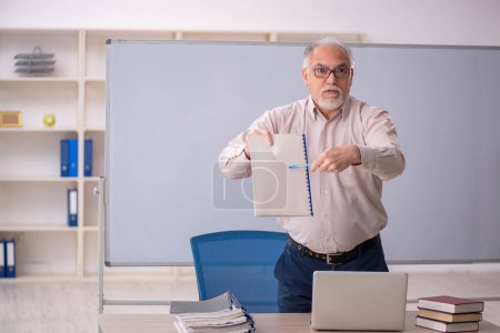 Téléchargez les photos : Vieil enseignant devant le tableau blanc - en image libre de droit