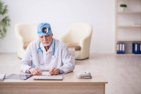 Téléchargez les photos : Ancien médecin otologue travaillant à l'hôpital - en image libre de droit