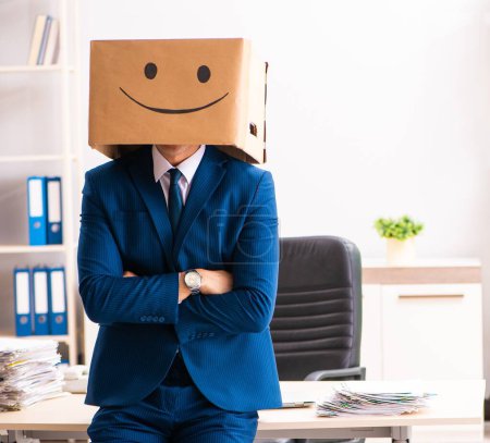 Téléchargez les photos : L'homme heureux employé avec la boîte au lieu de sa tête - en image libre de droit