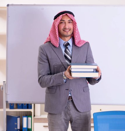 Foto de El joven guapo profesor árabe vistiendo traje - Imagen libre de derechos