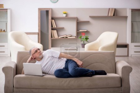 Téléchargez les photos : Old man sitting at home during pandemic - en image libre de droit