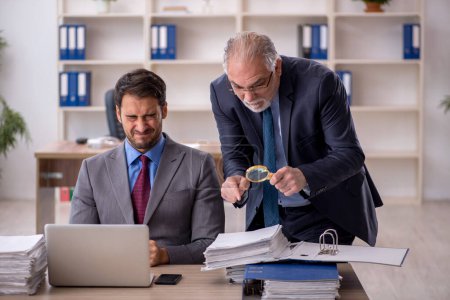 Téléchargez les photos : Deux collègues masculins travaillant sur le lieu de travail - en image libre de droit