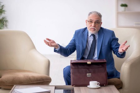 Téléchargez les photos : Vieux patron masculin en attente d'une réunion d'affaires - en image libre de droit