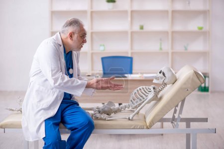 Foto de Old male doctor and skeleton patient at the hospital - Imagen libre de derechos