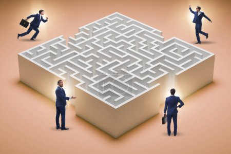 Téléchargez les photos : Homme d'affaires essayant de trouver un moyen de sortir du labyrinthe - en image libre de droit