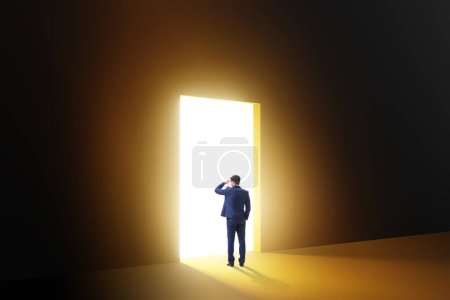 Foto de Empresario entrando puerta retroiluminada en el concepto de escape - Imagen libre de derechos