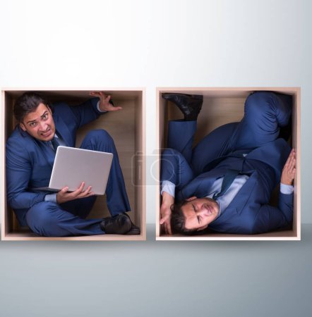 Téléchargez les photos : L'employé travaillant dans un espace restreint - en image libre de droit