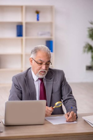 Photo for Old boss employee sitting at workplace - Royalty Free Image