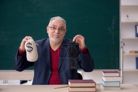 Téléchargez les photos : Old teacher in remuneration concept - en image libre de droit