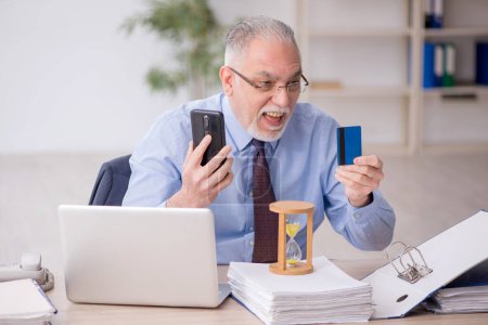 Téléchargez les photos : Ancien employé titulaire d'une carte de crédit - en image libre de droit