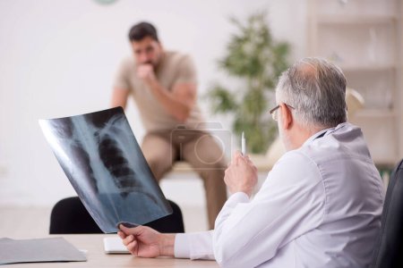 Téléchargez les photos : Jeune patient visitant un vieux médecin radiologue - en image libre de droit