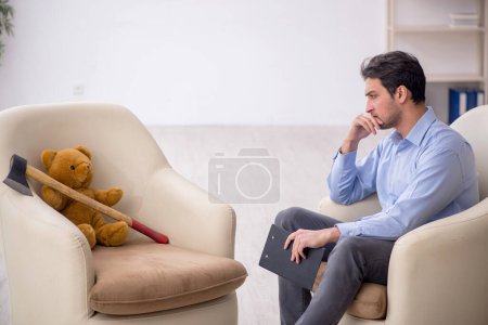 Téléchargez les photos : Jeune psychologue rencontre avec l'ours jouet - en image libre de droit