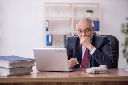 Téléchargez les photos : Vieil employé masculin se sentant mal au travail - en image libre de droit