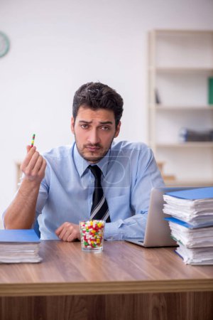 Téléchargez les photos : Young businessman employee feeling bad in the office - en image libre de droit