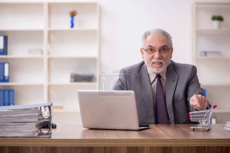 Téléchargez les photos : Vieil homme d'affaires employé dans le concept e-commerce - en image libre de droit