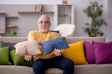 Foto de Hombre viejo con muchas almohadas en casa - Imagen libre de derechos