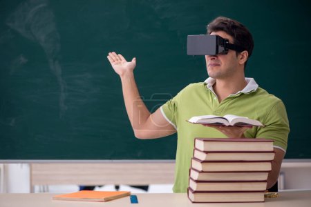 Foto de Joven estudiante con gafas virtuales en el aula - Imagen libre de derechos
