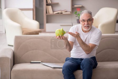 Téléchargez les photos : Vieil homme à la retraite concept à la maison - en image libre de droit
