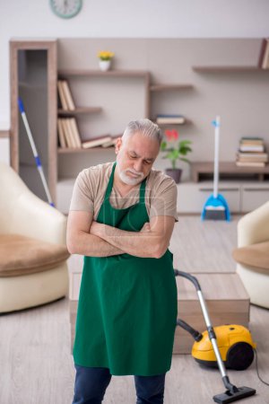 Téléchargez les photos : Ancien entrepreneur nettoyage de la maison - en image libre de droit