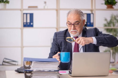 Photo for Old businessman employee drinking coffee during break - Royalty Free Image