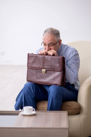 Foto de Viejo jefe masculino esperando una reunión de negocios - Imagen libre de derechos