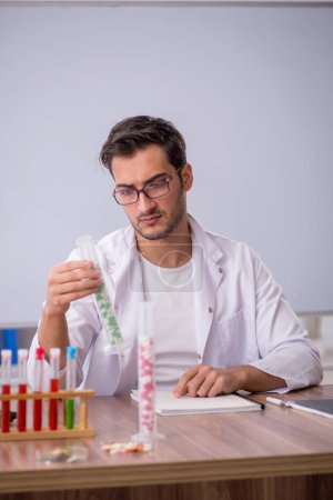 Foto de Young chemist in front of white board - Imagen libre de derechos