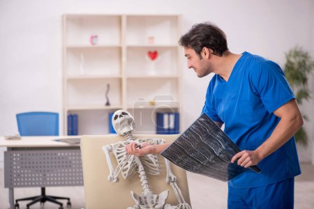 Foto de Young doctor and skeleton patient at the hospital - Imagen libre de derechos