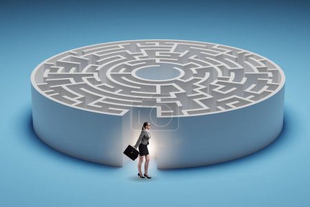 Téléchargez les photos : Femme d'affaires essayant de trouver un moyen de sortir du labyrinthe - en image libre de droit