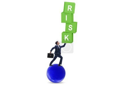 Téléchargez les photos : Concept de gestion des risques avec l'homme d'affaires équilibré - en image libre de droit