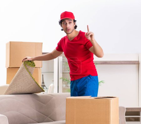 Foto de El joven contratista masculino con cajas trabajando en interiores - Imagen libre de derechos