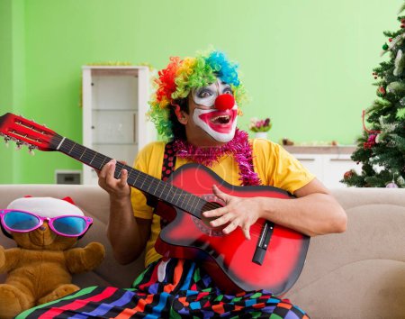 Téléchargez les photos : Le drôle de clown dans le concept de célébration de Noël - en image libre de droit