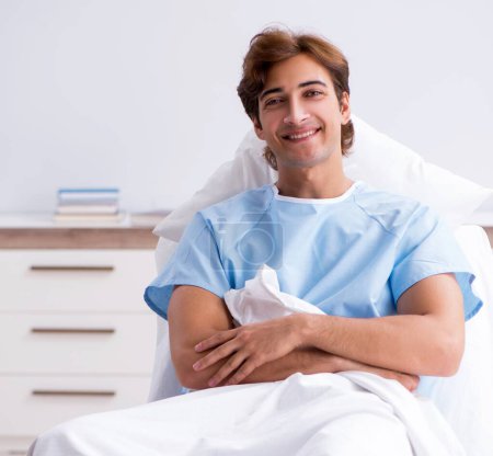 Foto de El joven paciente masculino acostado en el sofá en el hospital - Imagen libre de derechos