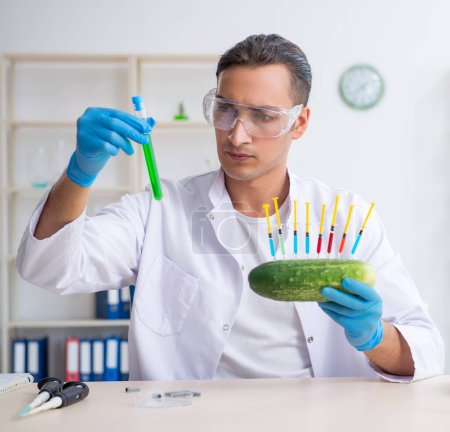 Foto de El experto en nutrición masculina prueba verduras en el laboratorio - Imagen libre de derechos