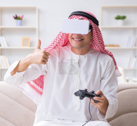 Téléchargez les photos : L'homme arabe accro aux jeux vidéo - en image libre de droit