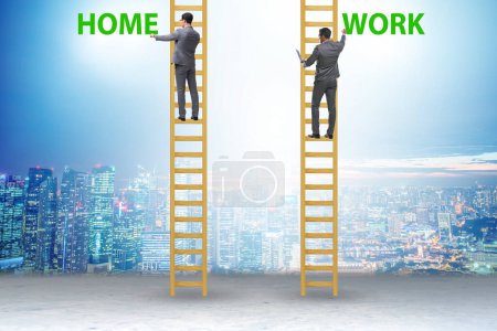 Téléchargez les photos : Les gens d'affaires dans le concept d'équilibre travail-maison - en image libre de droit