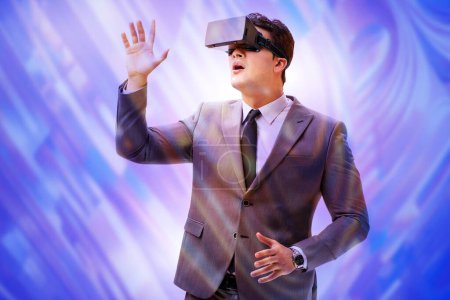 Téléchargez les photos : Concept Metaverse avec lunettes homme et réalité virtuelle - en image libre de droit