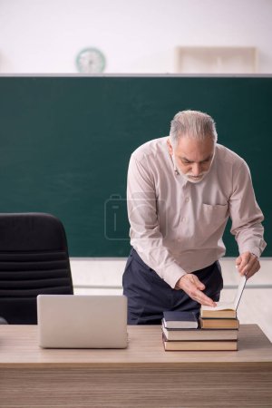 Téléchargez les photos : Vieux professeur dans la salle de classe - en image libre de droit