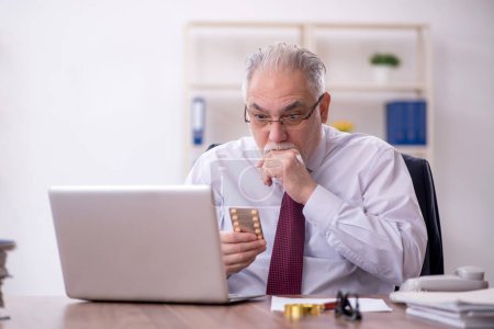 Téléchargez les photos : Vieil employé masculin se sentant mal au travail - en image libre de droit