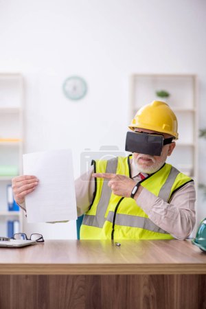 Téléchargez les photos : Vieil architecte profitant de lunettes virtuelles sur le lieu de travail - en image libre de droit