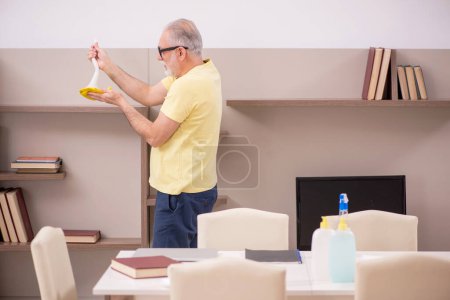 Foto de Viejo limpiando la casa - Imagen libre de derechos
