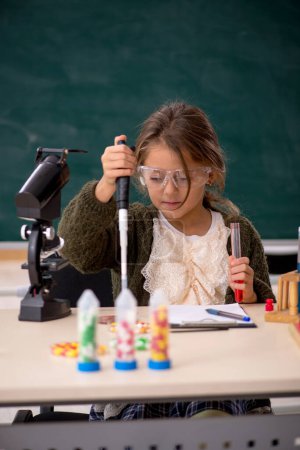 Foto de Joven niña química en el aula - Imagen libre de derechos