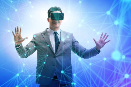 Téléchargez les photos : Concept Metaverse avec lunettes homme et réalité virtuelle - en image libre de droit