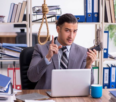 Téléchargez les photos : Jeune employé se suicidant sur le lieu de travail - en image libre de droit